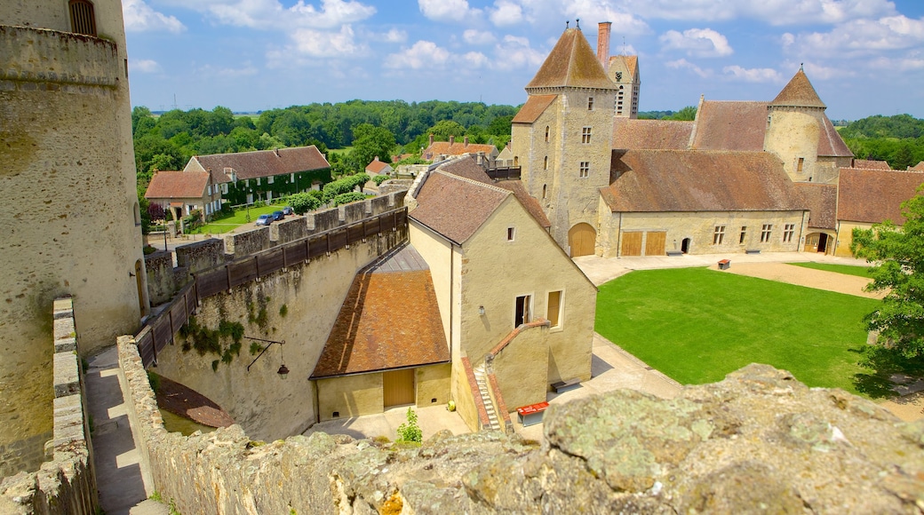 Melun featuring heritage elements and a castle