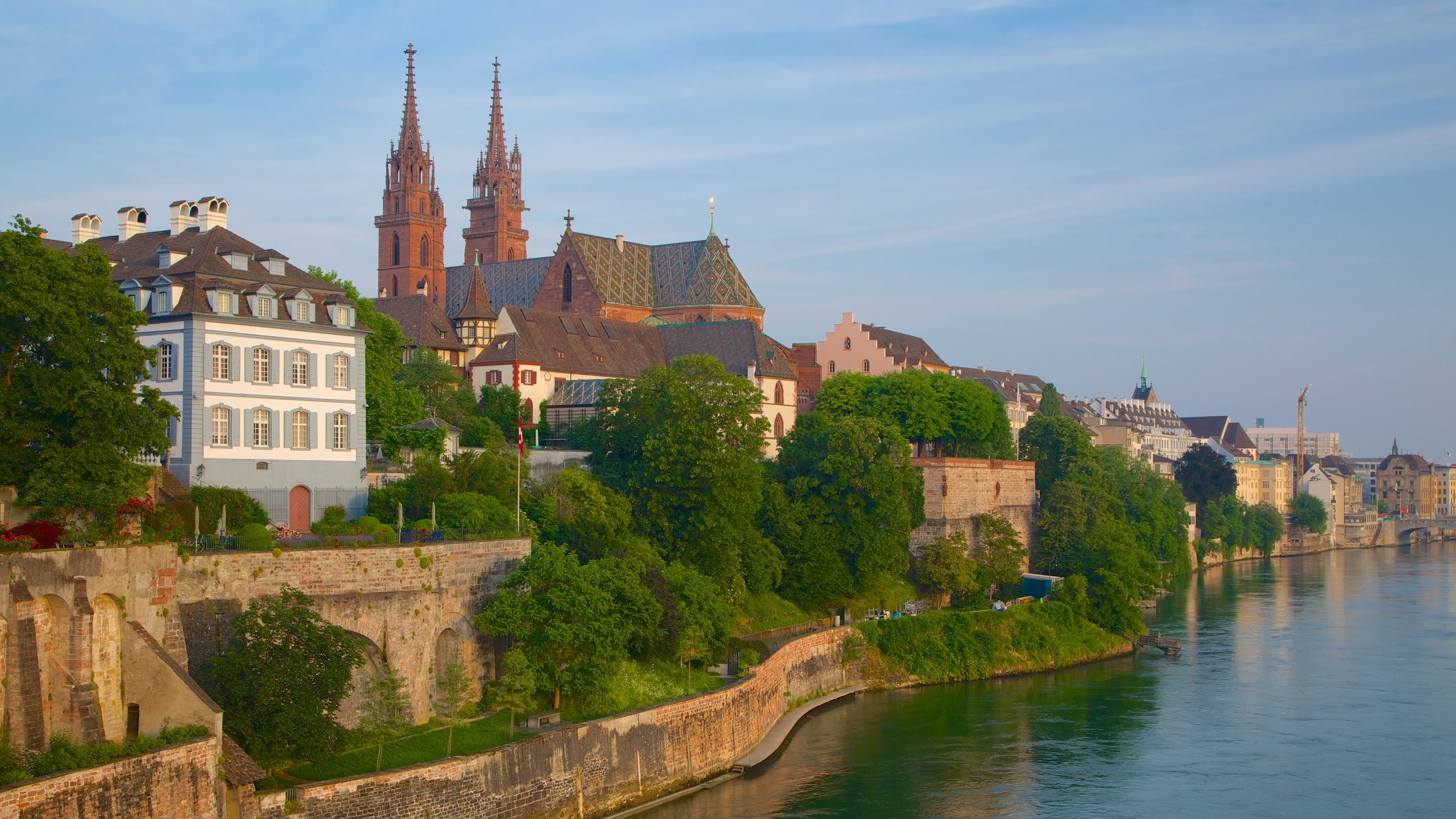 Basel mit einem Stadt und Fluss oder Bach