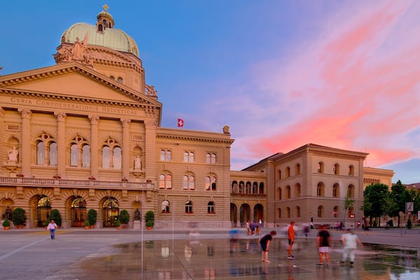Bundeshaus mettant en vedette square ou place, bĂątiment public et coucher de soleil