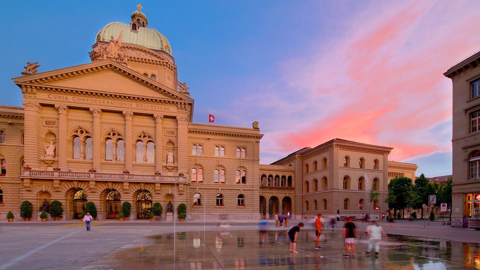 Bundeshaus que incluye un edificio administrativo, arquitectura patrimonial y un atardecer