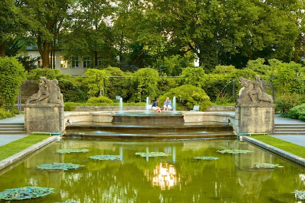 Bern Rosenhave som omfatter en dam, en park og et springvand