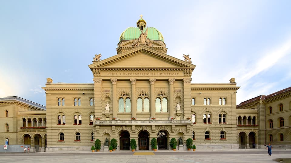 Bundeshaus toont straten, een overheidsgebouw en historische architectuur