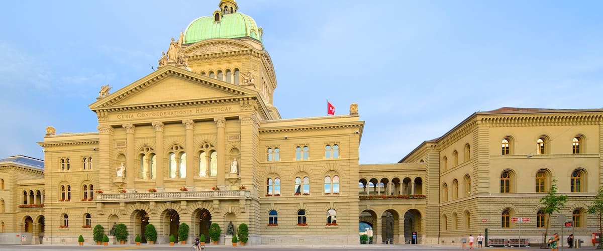 Bundeshaus qui includes bâtiment public, patrimoine architectural et square ou place