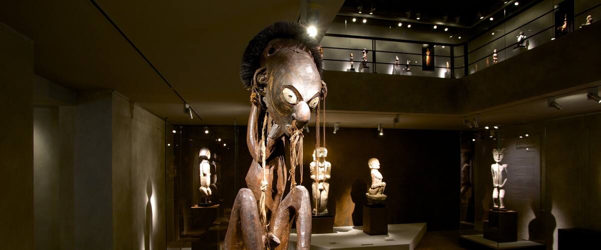 Musée Barbier-Mueller d\'archéologie mettant en vedette culture autochtone et vues intérieures