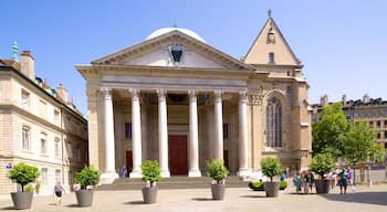 Saint-Pierre Cathedral featuring street scenes and heritage architecture