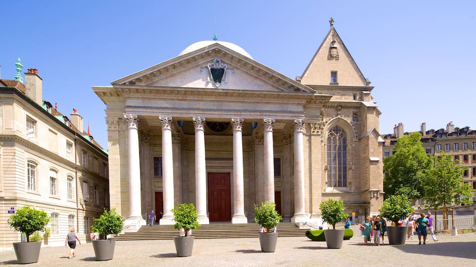 Kathedraal Saint-Pierre inclusief historische architectuur en straten