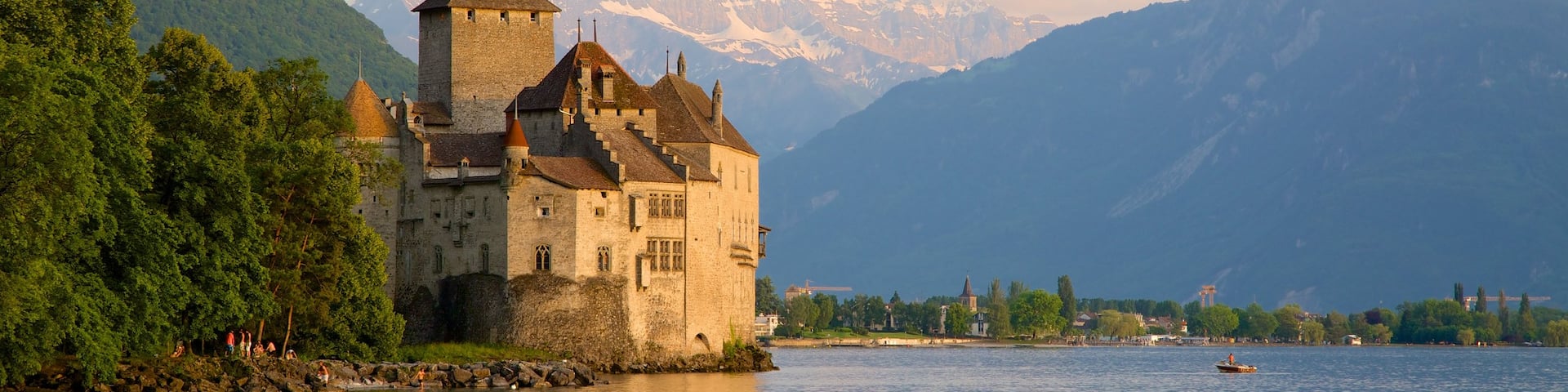 Chateau de Chillon som visar en sjö eller ett vattenhÄl och chateau eller palats