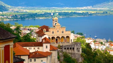 Sanctuaire Madonna del Sasso mettant en vedette ville côtière, panoramas et lac ou étang