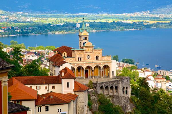Sanctuaire Madonna del Sasso mettant en vedette ville côtière, panoramas et lac ou étang