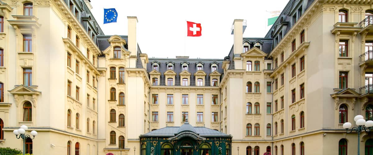 Lausanne showing an administrative building and street scenes