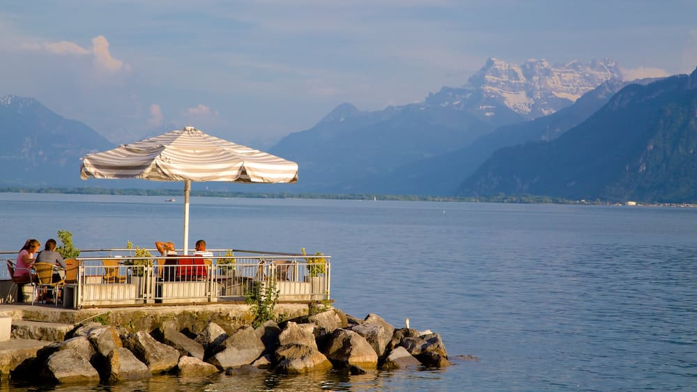 Vevey som viser en sø eller et vandhul og udendørs spisning