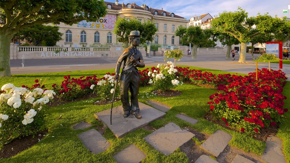 Vevey toont een tuin, een standbeeld of beeldhouwwerk en bloemen