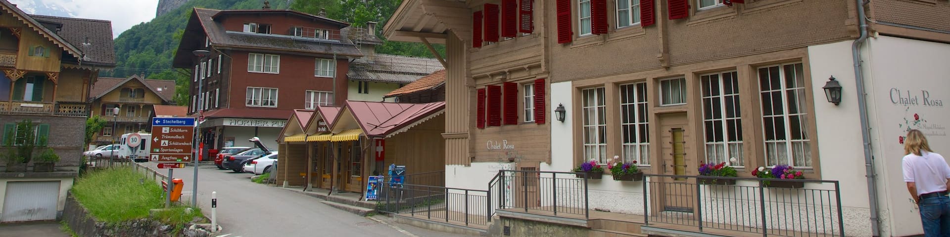 Lauterbrunnen som inkluderar gatuliv och historiska element