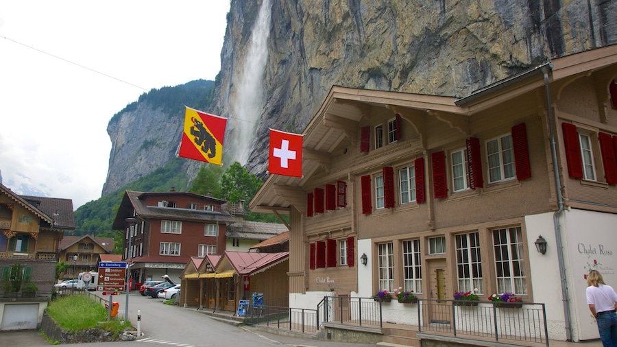 Lauterbrunnen som inkluderar gatuliv och historiska element