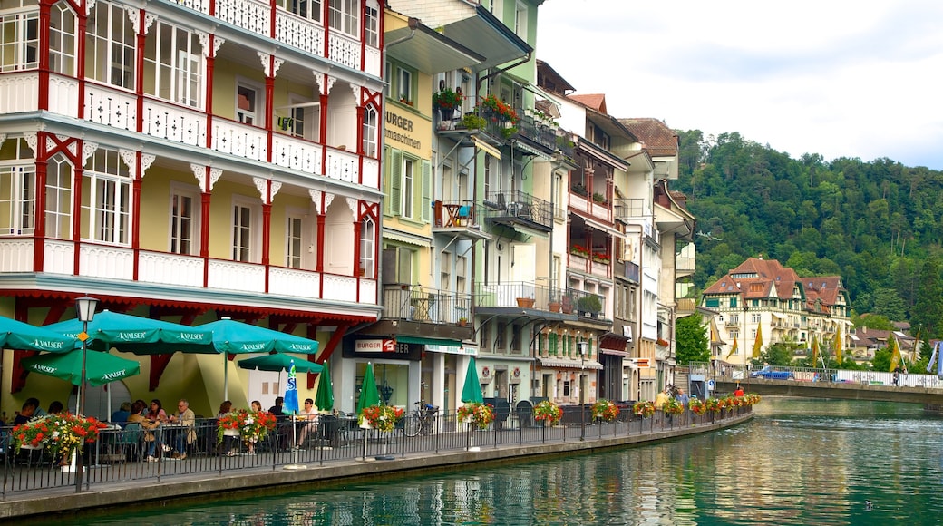 Interlaken mit einem See oder Wasserstelle, Straßenszenen und Essen im Freien