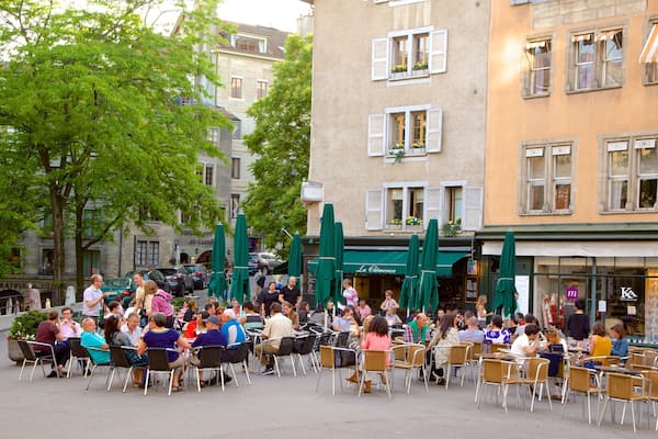 Place du Bourg-de-Four montrant scènes de rue, sortie au restaurant et pause café