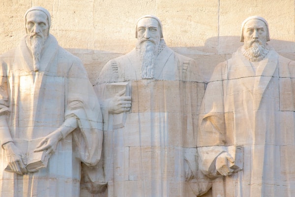 Internationales Reformationsdenkmal mit einem Outdoor-Kunst und Statue oder Skulptur