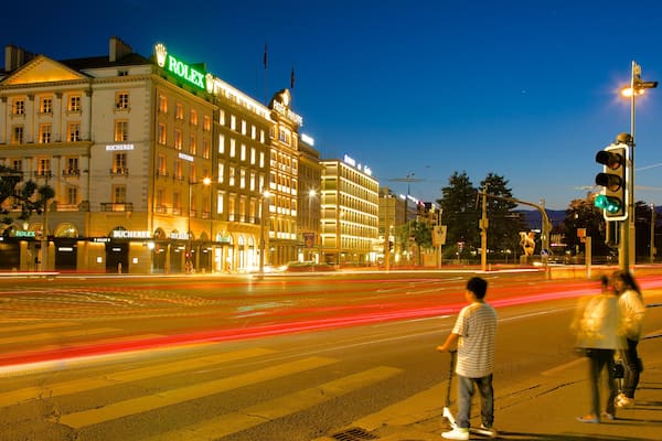 Philippe-Patek-Uhrenmuseum mit einem Straßenszenen, Stadt und bei Nacht