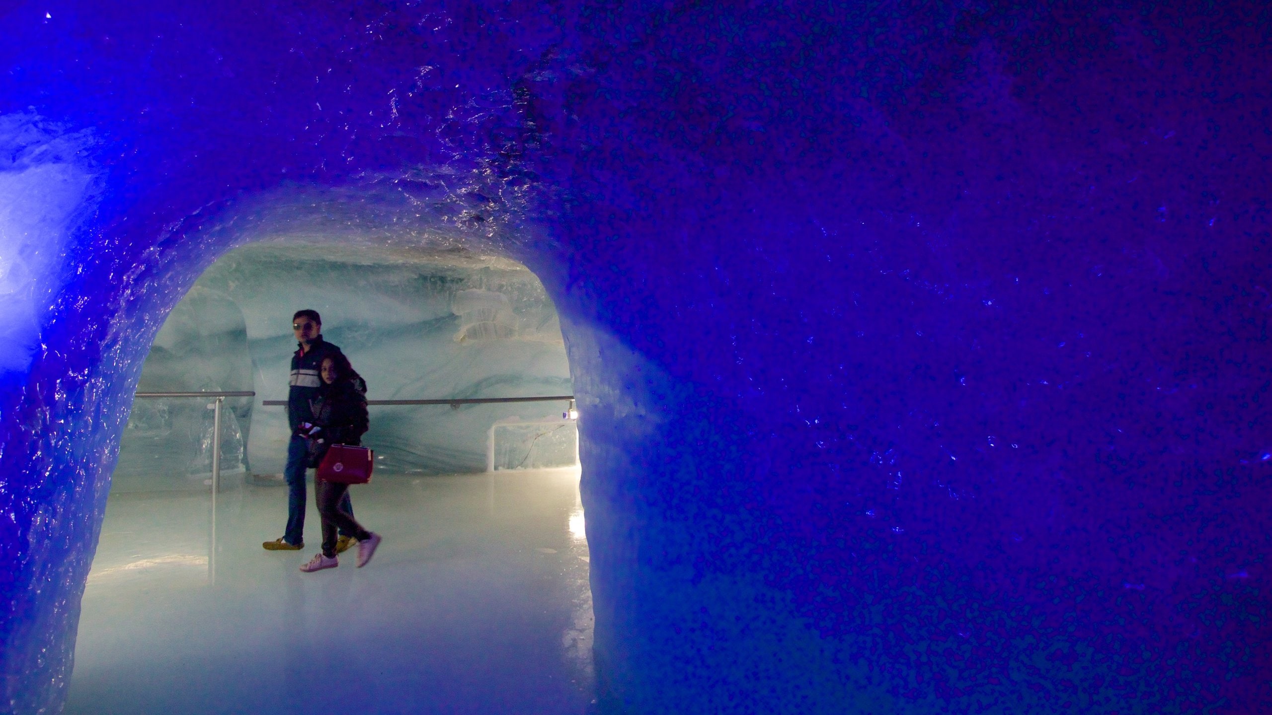 Jungfraujoch cho thấy hang động và cảnh nội thất cũng như cặp đôi
