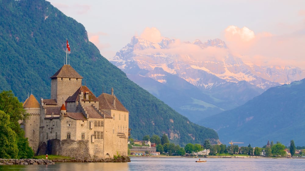 Château de Chillon qui includes château ou palais, montagnes et lac ou étang