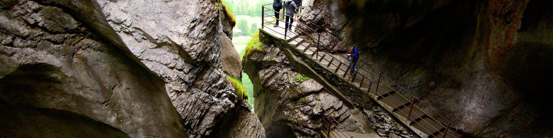 Trümmelbachfälle mit einem Kaskade, Schlucht oder Canyon und Ansichten
