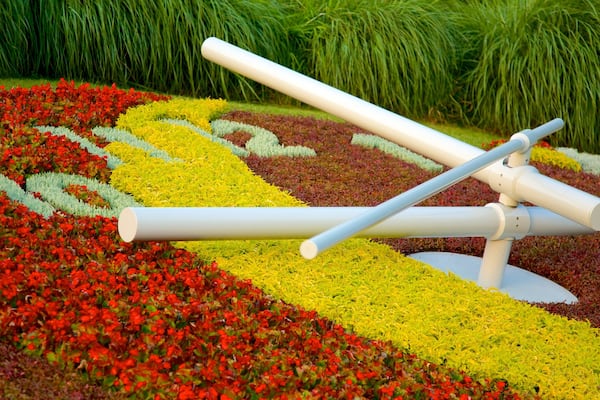 Blumenuhr mit einem Blumen und Outdoor-Kunst