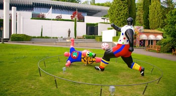 Musée olympique montrant art en plein air et statue ou sculpture