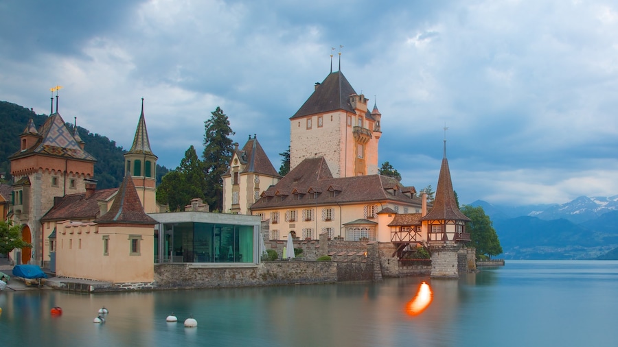Lauterbrunnen che include castello o palazzo e lago o sorgente d\'acqua