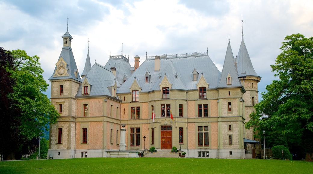 Schadaupark showing heritage architecture, a garden and château or palace