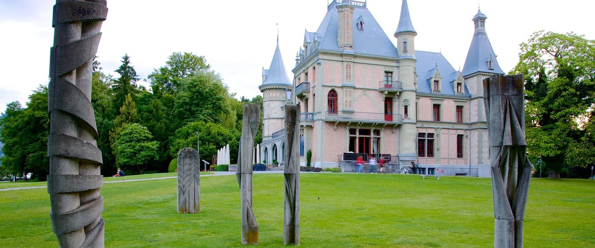 Schadaupark showing château or palace, a garden and outdoor art