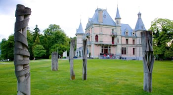 Schadaupark showing château or palace, a garden and outdoor art