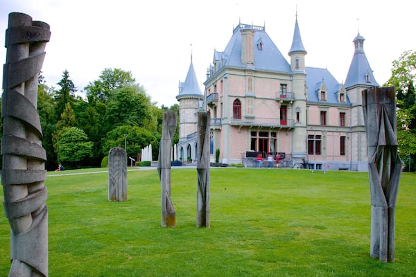 Schadaupark which includes outdoor art, château or palace and a garden