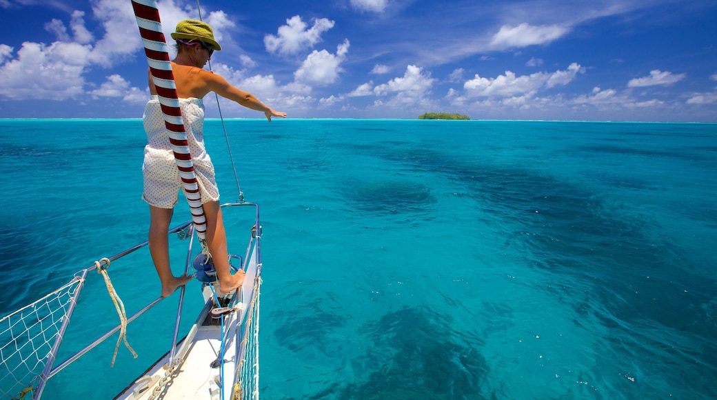 Tahití mostrando vista general a la costa y botes y también una mujer