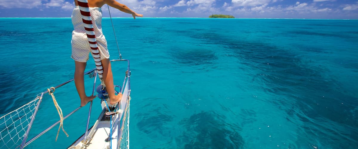 Tahiti joka esittää veneily ja yleiset rantanäkymät sekä yksi nainen