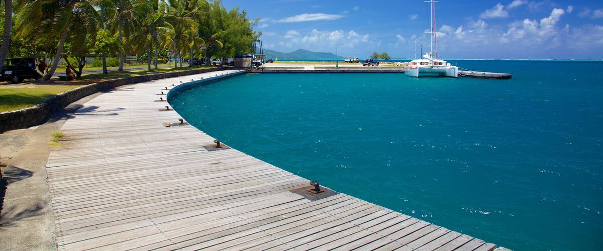 Uturoa qui includes baie ou port