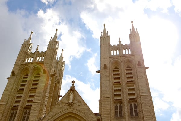 Guelph montrant église ou cathédrale et patrimoine architectural