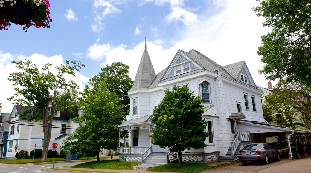 Truro que incluye una casa y escenas urbanas