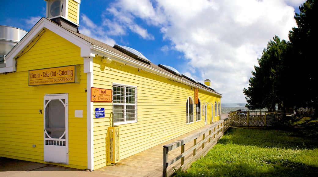 Pictou featuring street scenes