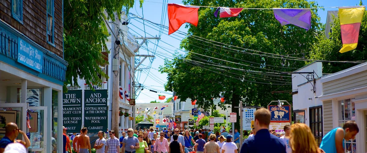 Cape Cod johon kuuluu katunäkymät sekä suuri ryhmä ihmisiä