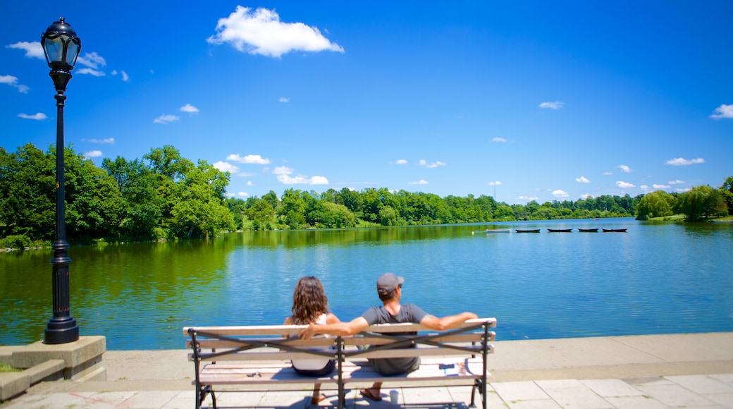 Delaware Park og byder på en flod eller et vandløb såvel som et par