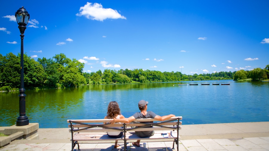 Delaware Park que incluye un río o arroyo y también una pareja