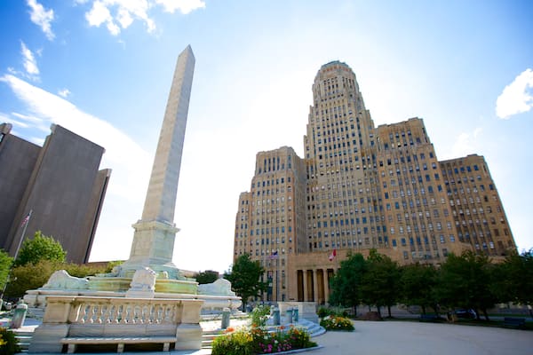 Rathaus von Buffalo mit einem Platz oder Plaza, Stadt und Monument
