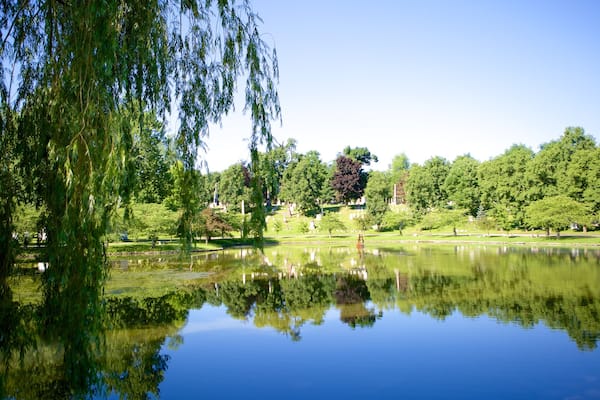Forest Lawn Cemetery qui includes lac ou étang