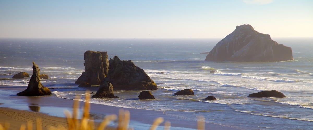 Plage de Bandon montrant côte escarpée et une plage