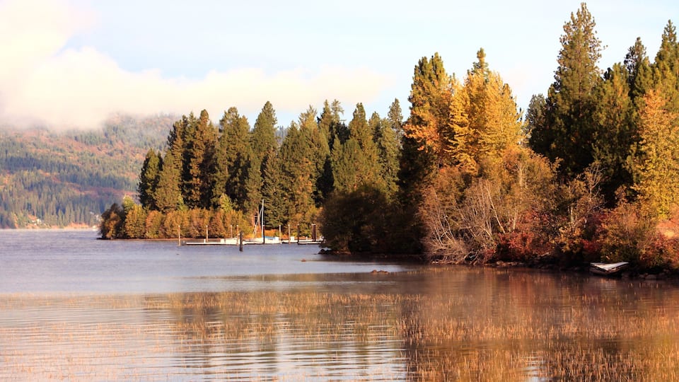 Coeur d\'Alene joka esittää syksyn värit, metsät ja järvi tai vesikuoppa