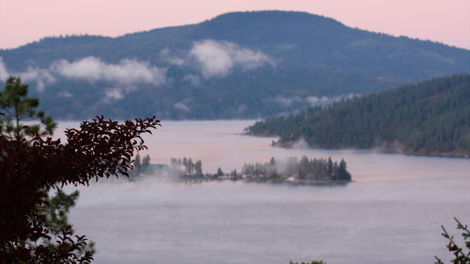 Coeur d\'Alene johon kuuluu järvi tai vesikuoppa ja usvaa tai sumua