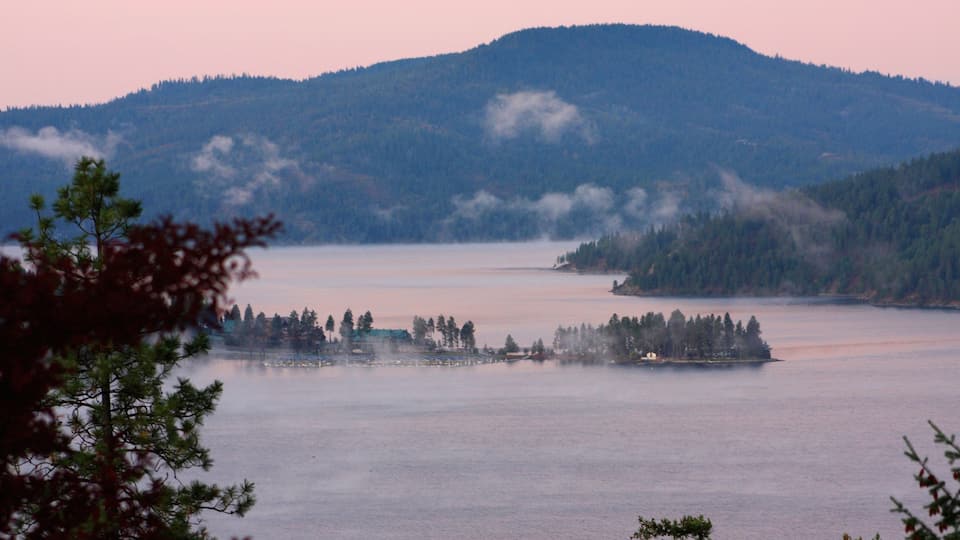 Coeur d\'Alene joka esittää usvaa tai sumua, auringonlasku ja vuoret
