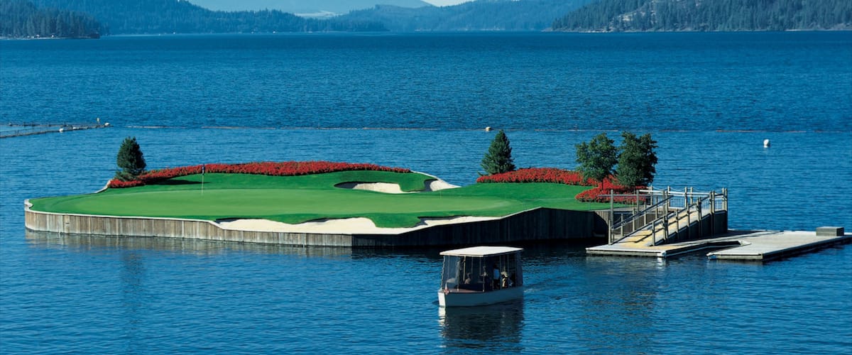 Coeur d\'Alene ofreciendo golf y un lago o abrevadero