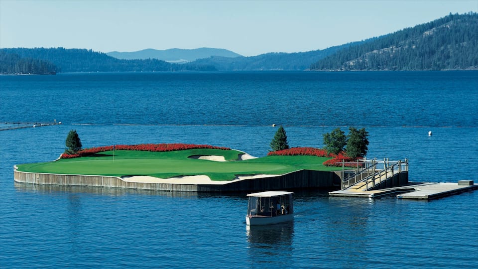 Coeur d\'Alene mostrando un lago o espejo de agua y golf