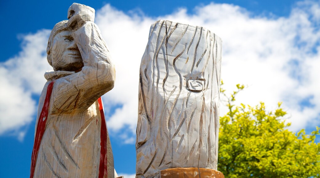 Reedsport featuring a statue or sculpture